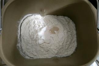 面团材料除黄油外，全部放进面包机启动和面程序揉一个程序(20分钟)