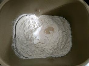 面团材料除黄油外，全部放进面包机启动和面程序揉一个程序(20分钟)