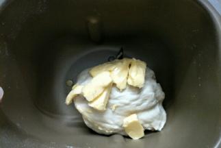 加入软化的黄油揉到扩展阶段，可以扯出手套膜为止