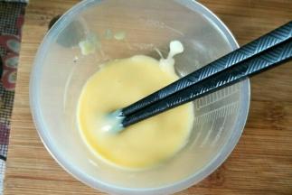 刷面材料里的黄油和炼乳隔温水融化一起