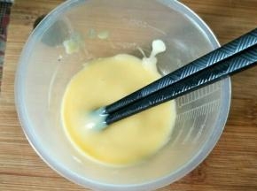 刷面材料里的黄油和炼乳隔温水融化一起