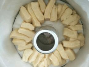 竖着排入中空模具，二次发酵两倍大