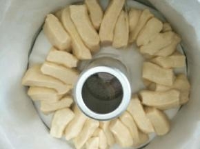 竖着排入中空模具，二次发酵两倍大