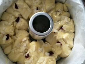 发酵好后，表面再刷一层炼乳酱，撒上蔓越莓干和杏仁片装饰