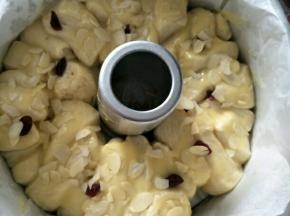 发酵好后，表面再刷一层炼乳酱，撒上蔓越莓干和杏仁片装饰