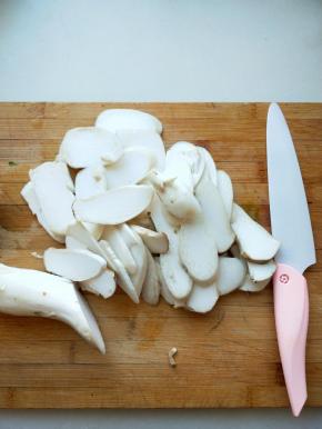 杏鲍菇洗净切成薄片