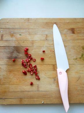 小米辣用奈瓷刀切碎. 纳米材质，镜面抛光技术，不会有细菌躲藏于毛孔之中。无残留，更放心。