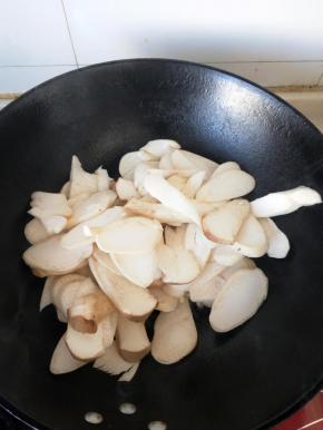 铁锅烧热加入少许油，油温升起倒入杏鲍菇翻炒，