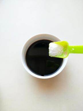 将，盐和醋放在一起搅拌,