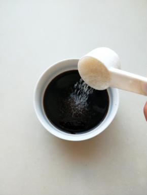 再加入糖调成成糖醋汁