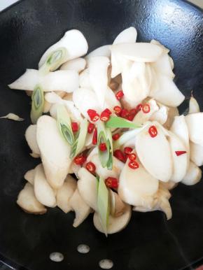 加上葱段，小米辣继续翻炒，，