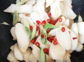 加上葱段，小米辣继续翻炒，，