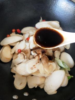 加入糖醋汁倒入锅内继续翻炒