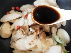 加入糖醋汁倒入锅内继续翻炒