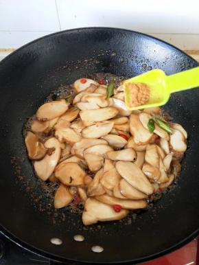 ，尝味放入鸡粉，糖醋汁收干关火装盘