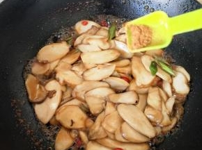 ，尝味放入鸡粉，糖醋汁收干关火装盘
