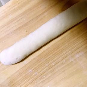醒发好的面团揉成长条