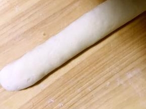 醒发好的面团揉成长条