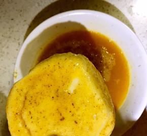 6.馒头片放入蛋液碗中蘸一层蛋液