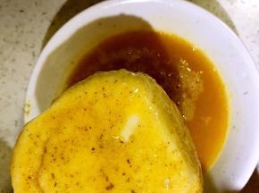 6.馒头片放入蛋液碗中蘸一层蛋液