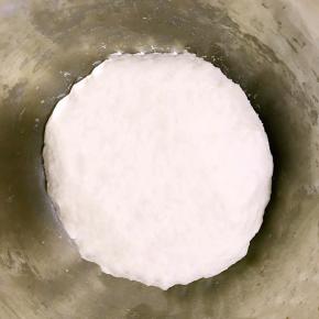 揉至光滑面团加盖保鲜膜醒30分钟