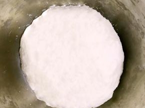 揉至光滑面团加盖保鲜膜醒30分钟
