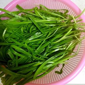 韭菜摘好，洗净提前控水