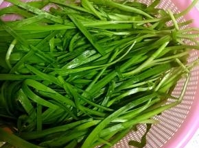 韭菜摘好，洗净提前控水