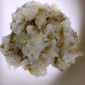 虾去头尾，虾线及虾肠，洗净切碎