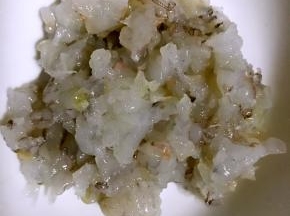 虾去头尾，虾线及虾肠，洗净切碎