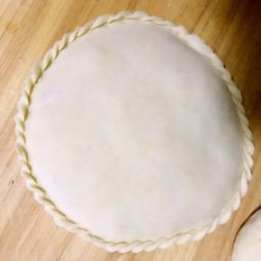 捏好花边的盒子