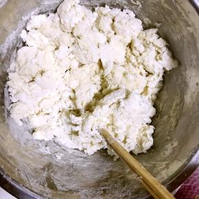 边倒水，边搅拌成絮状