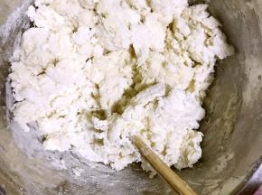 边倒水，边搅拌成絮状
