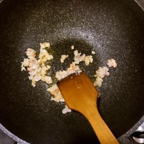 加入虾仁及少量盐煸炒，变色后盛出备用