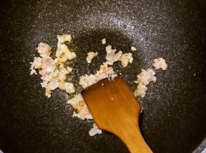 加入虾仁及少量盐煸炒，变色后盛出备用