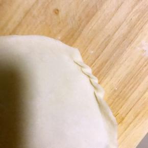 用拇指和食指指捏出花边