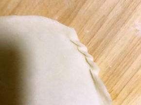 用拇指和食指指捏出花边