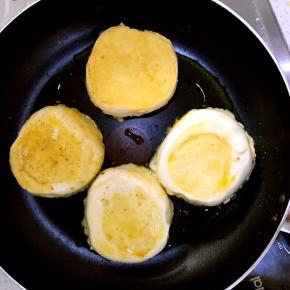 7.待油热后依次放入锅中，小火慢煎