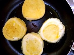 7.待油热后依次放入锅中，小火慢煎