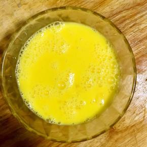 鸡蛋打散，倒入锅中炒制