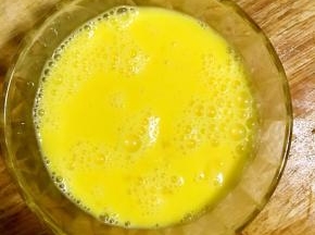 鸡蛋打散，倒入锅中炒制