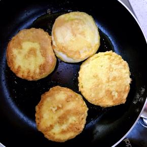 8.煎至焦黄时，翻面直到两面全部煎好