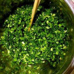 韭菜切碎，倒入适量花生油搅拌均匀这样不容易出水