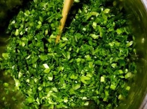 韭菜切碎，倒入适量花生油搅拌均匀这样不容易出水