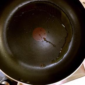 5.平底锅放适量油，加热