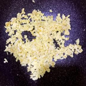 边炒边用筷子搅拌，这样出来后就是小块，省去了切碎的步骤