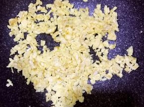 边炒边用筷子搅拌，这样出来后就是小块，省去了切碎的步骤