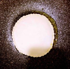 锅中热油，放入韭菜盒子