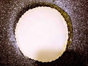 锅中热油，放入韭菜盒子