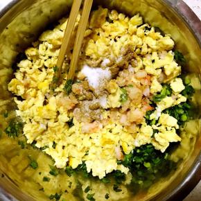 鸡蛋，虾仁，及适量盐和十三香，先不要搅拌，等包的时候再搅拌，这样可以防止出水